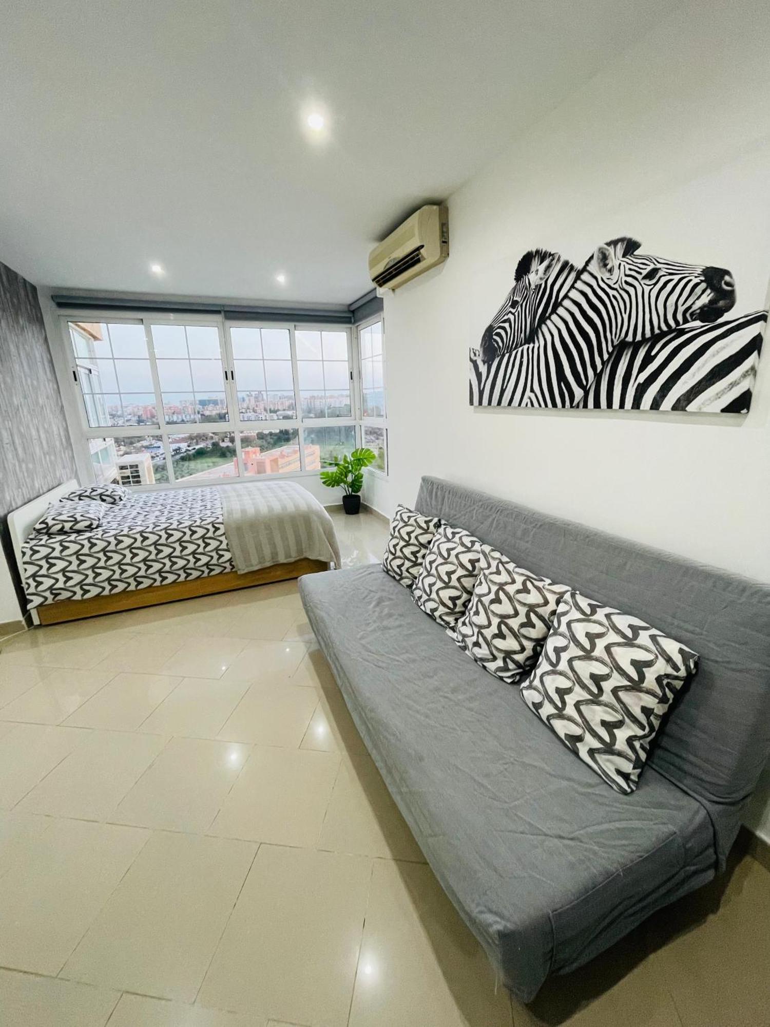 Apartamento La Torre 1337 Precioso, Moderno Y Con Piscina Torremolinos Kültér fotó